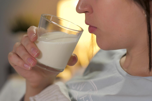 Ученые объяснили, почему перед сном полезно выпивать стакан молока