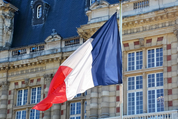Макрон втайне поменял флаг Франции. Этого не замечали больше года