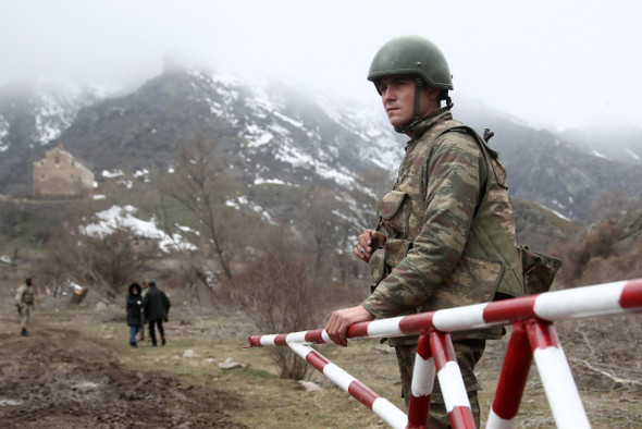 На границе Армении и Азербайджана снова бои. Что происходит?