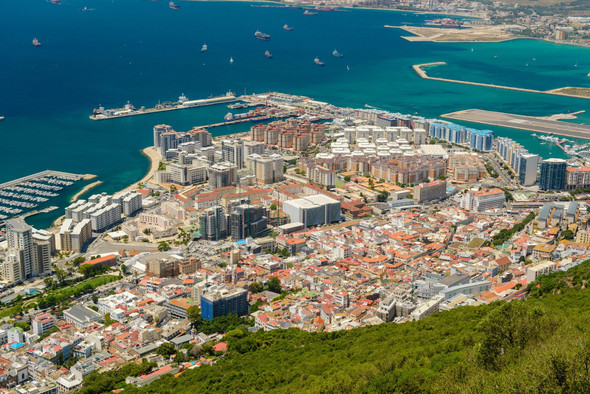 Гибралтар привился на 118% и не смог избежать новой вспышки COVID-19. Что это значит?