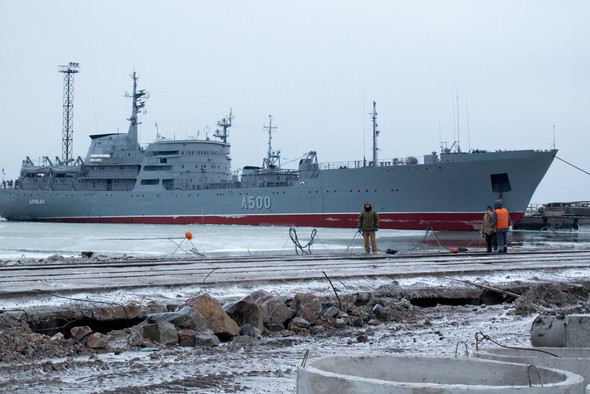 Украинский корабль попытался зайти в Керченский пролив. Что это было?