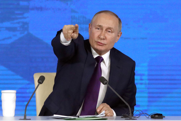 «Дима, выбирай любой плакатик»: пресс-конференция Владимира Путина в табличках