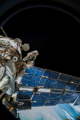 Российские космонавты объединились с NASA, чтобы устранить утечку на МКС