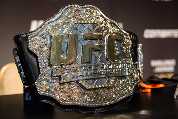 Нганну победил Гана и сохранил звание чемпиона UFC в тяжелом весе. Подробности поединка