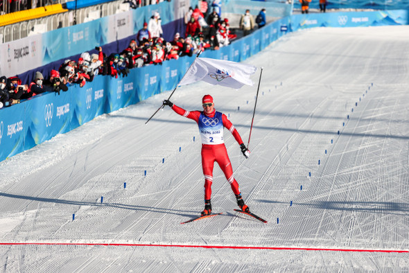 Александр Большунов выиграл больше минуты в скиатлоне и завоевал золото Олимпиады