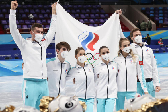 Золото российских фигуристов и скандал в женском хоккее. Обзор четвертого дня Игр в Пекине