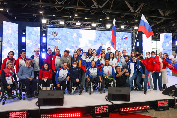 «Мы не сдаемся». Российские паралимпийцы вернулись домой