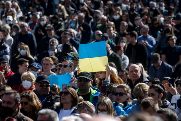 Расизм, лицемерие и двойные стандарты: что на Востоке пишут об Украине и Западе