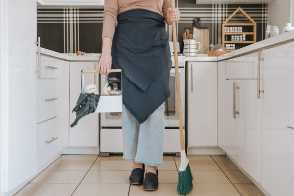 Исследование: женщины, которые зарабатывают больше своих мужей, больше работают по дому