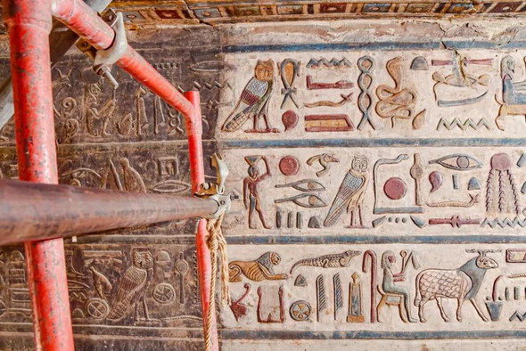 Под птичьим пометом обнаружены роскошные рисунки древнеегипетских богинь