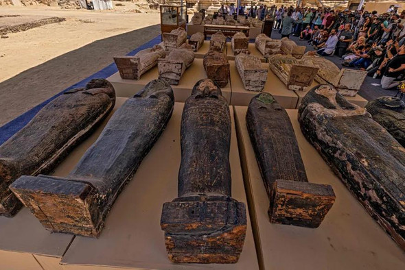 Археологи обнаружили сотни древнеегипетских саркофагов и кошачьих мумий недалеко от Каира