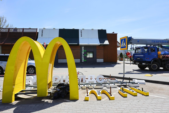 Грустный логотип и никакого «МакФлурри»: что известно про новый McDonald’s?