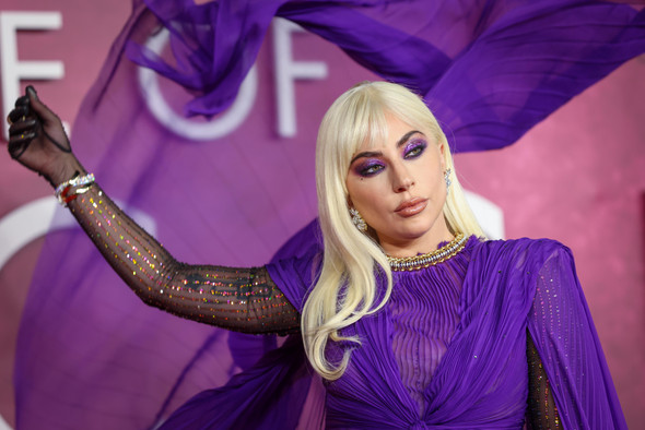 Вампирская Гага: как певица проделала путь от «Золотой малины» до «Оскара»