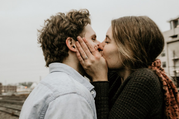 Коктейль из удовольствия: почему люди целуются?