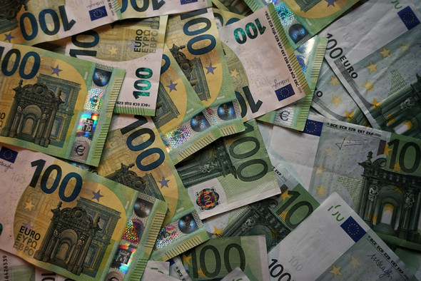 Евро стал дешевле доллара. Разве это возможно?