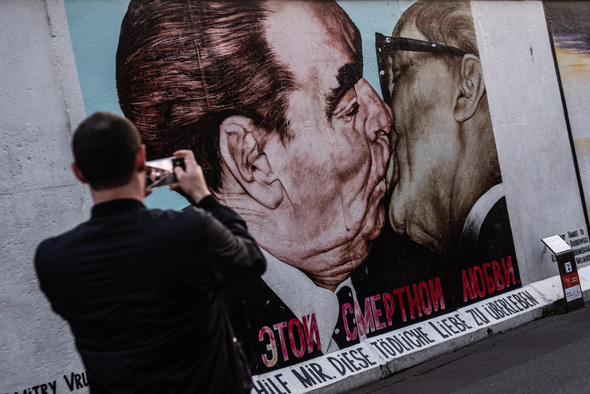 Символ крушения коммунизма: как Врубель написал «Братский поцелуй» на Берлинской стене