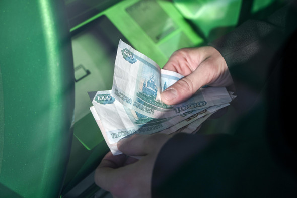 Отказ от «Мира» и доллара: как санкции меняют банковские операции в РФ?