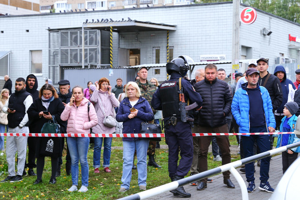 В школе Ижевска произошла стрельба. Погибли 17 человек, 11 из них — дети