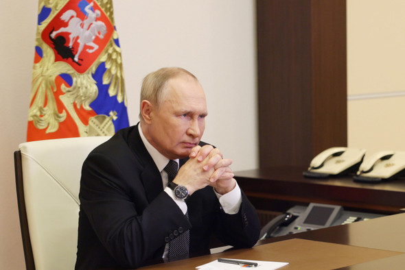 Путин ввел военное положение в новых регионах России. Что это означает?