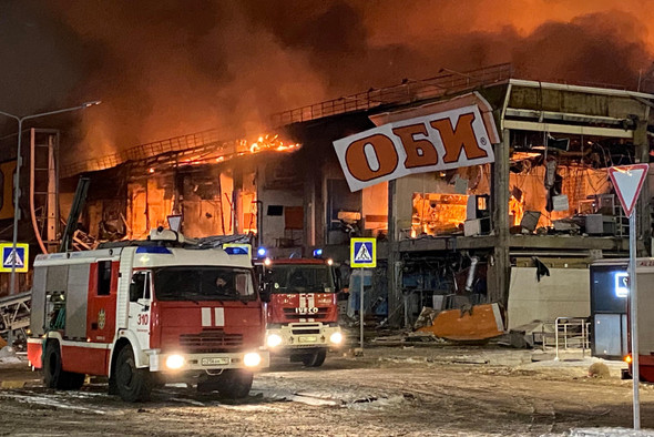 В подмосковном гипермаркете OBI произошел пожар. Почти все здание разрушено