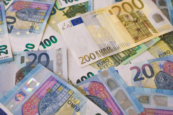 Нос к носу с долларом: что будет с евро в 2023 году? 
