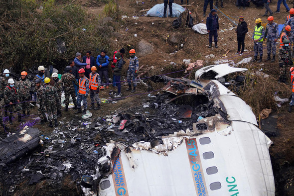 В Непале упал самолет с 72 людьми на борту — среди них были россияне. Главное спустя сутки
