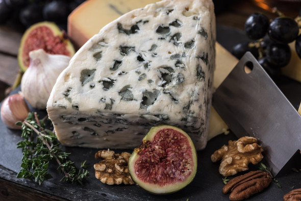 Наслаждение для гурманов: как делают сыр с плесенью и почему он такой соленый