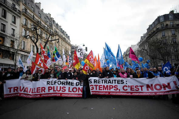 Полмиллиона парижан вышли против пенсионной реформы Макрона. Главное