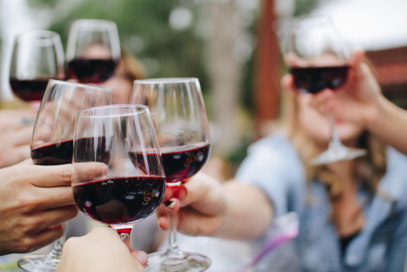Красное и белое: правда ли, что полезно пить один бокал вина каждый день