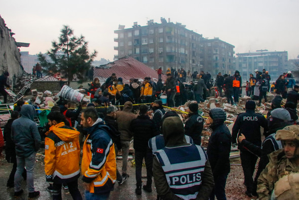 «Здание шатало из стороны в сторону»: рассказы россиян, заставших землетрясение в Турции