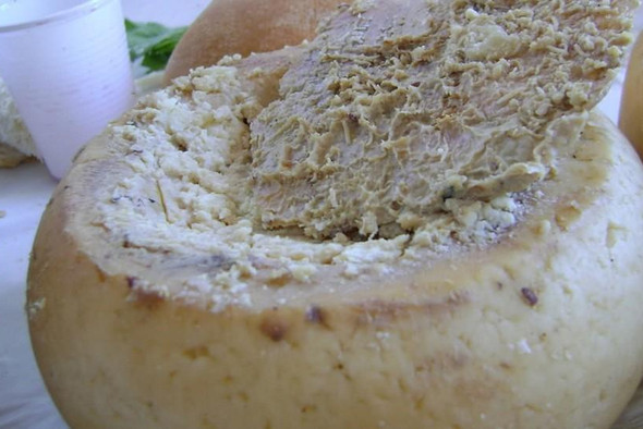 Самый опасный сыр в мире: зачем в касу марцу добавляют личинок?