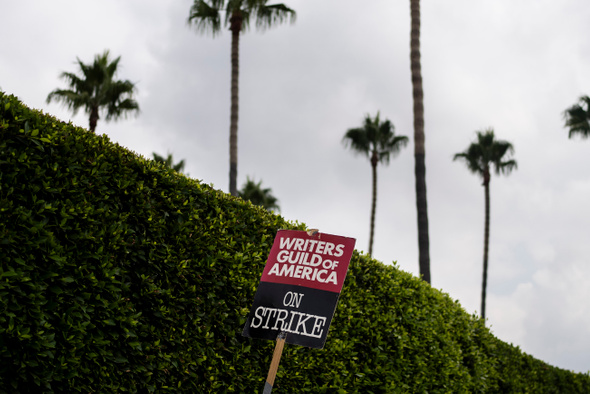 Забастовка сценаристов, которая обошлась США в $5 млрд, подошла к концу. Чего добились райтеры?