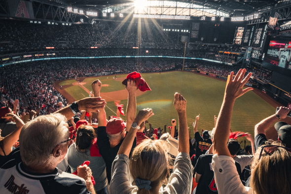 За команду и двор: как работает психология спортивных фанатов