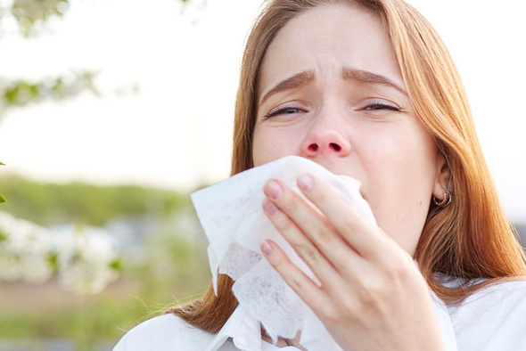 Аллергия на солнце: почему люди чихают от яркого света?