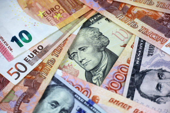 Евро выше 102 рублей, доллар — дороже 93. Что происходит?