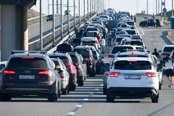 На Крымском мосту образовалась многокилометровая пробка. В чем причина?