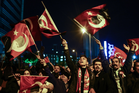 «Вся госмашина работает на него»: почему Эрдоган может победить на выборах в Турции