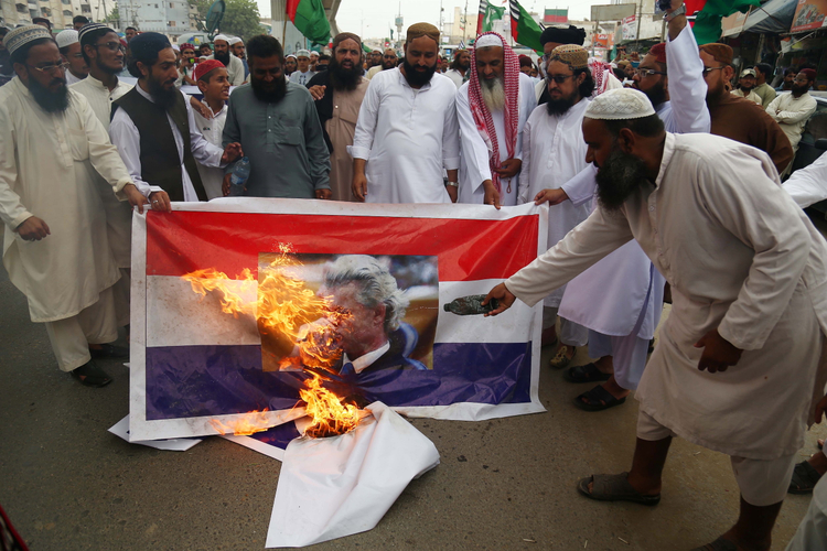 Мусульмане сожгли портрет Вилдерса на фоне нидерландского флага, протестуя против конкурса карикатур на пророка Мухаммеда. Фото: SHAHZAIB AKBER/EPA/TASS