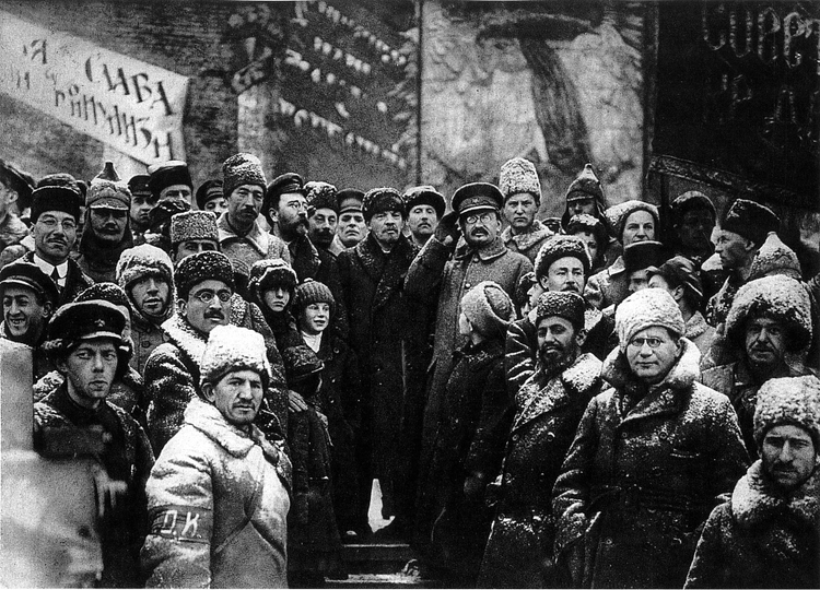 Ленин и Троцкий на Красной площади во время празднования второй годовщины Октябрьской революции, 7 ноября 1919-го/Wikimedia commons