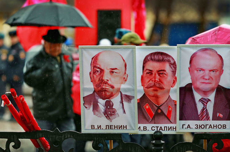Плакаты с Лениным, Сталиным и Зюгановым на митинге КПРФ, 2011 год. Источник: Владимир Смирнов/ТАСС