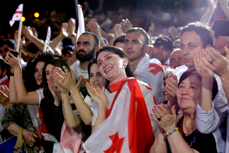 Сторонники законопроекта на акции в поддержку новеллы. Фото: Shakh Aivazov/AP/TASS