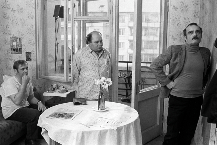 Актеры Леонид Куравлев и Евгений Леонов и режиссер Георгий Данелия (слева направо) на съемках фильма «Афоня» на киностудии «Мосфильм», 1974 год. Фото: Анатолий Ковтун/ТАСС