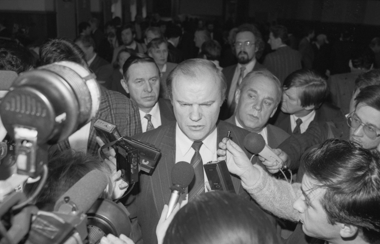 Геннадий Зюганов общается с журналистами в 1992 году. Источник: Соболев Валентин/Фотохроника ТАСC