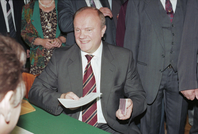 Зюганов голосует на выборах президента РФ 1996 года. Источник: Кузьмин Валентин/Фотохроника ТАСC 