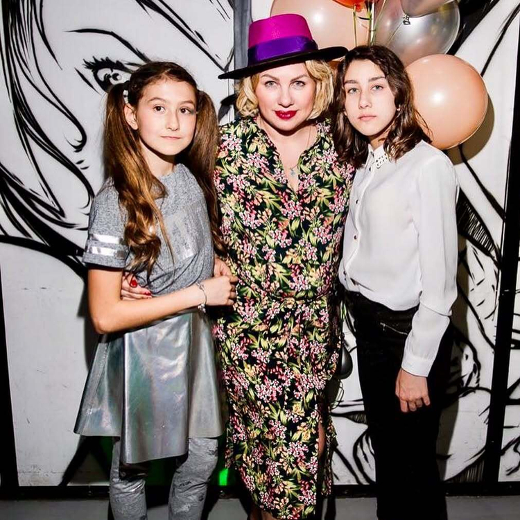 Ева Польна с дочерьми Амалией (слева) и Эвелин (справа) (2018). Фото © Instagram (признан экстремистской организацией и запрещен на территории Российской Федерации) / polnaeva_official 