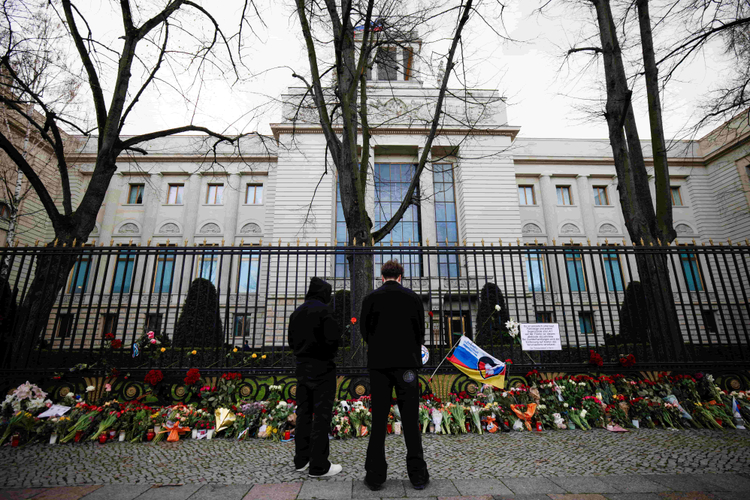 Посольство РФ в Берлине. Фото: Clemens Bilan/EPA