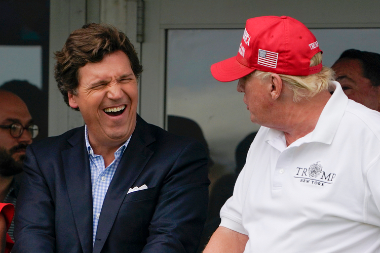 Карлсон и Трамп в 2022 году в гольф-клубе политика. Фото: Seth Wenig/AP/TASS