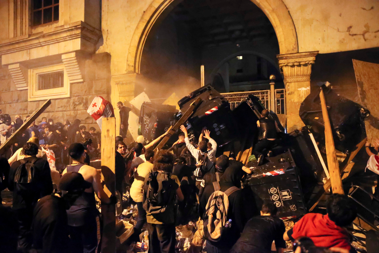 Протестующие у здания грузинского парламента. Фото: Zurab Tsertsvadze/AP/TASS