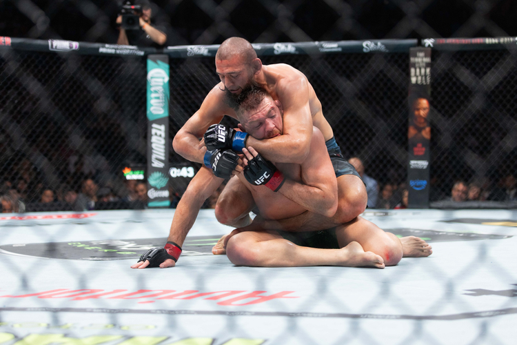 Хамзат Чимаев и Дрикус дю Плесси в титульном бою турнира UFC 319. Фото: Justin Renfroe/Zuma/TASS