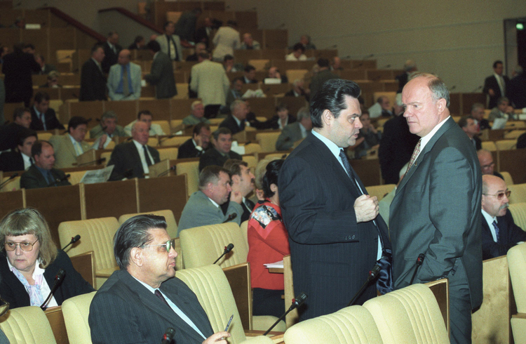 Зюганов и Геннадий Семигин (стоит слева) в Госдуме, 2001 год. Источник: Владимира Мусаэльяна/ИТАР-ТАСС